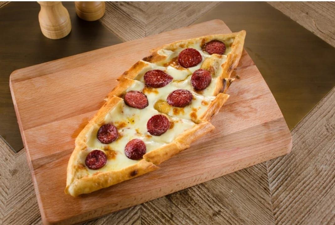 Sucuklu Kaşarlı Pide