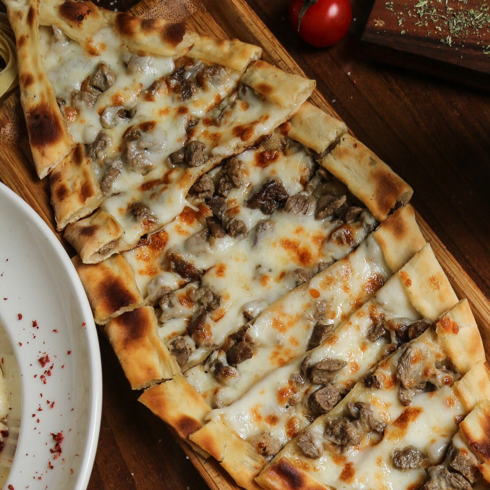 Kavurmalı Kaşarlı Pide